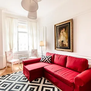 Golden Esthetic With Red Sofa Apartamento Budapest